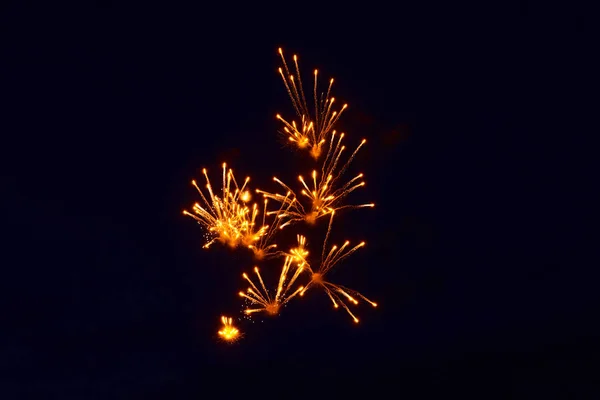 Goedkope heldere sprankelende vuurwerk, oranje kleur, nachtelijke hemel, achtergrond textuur — Stockfoto