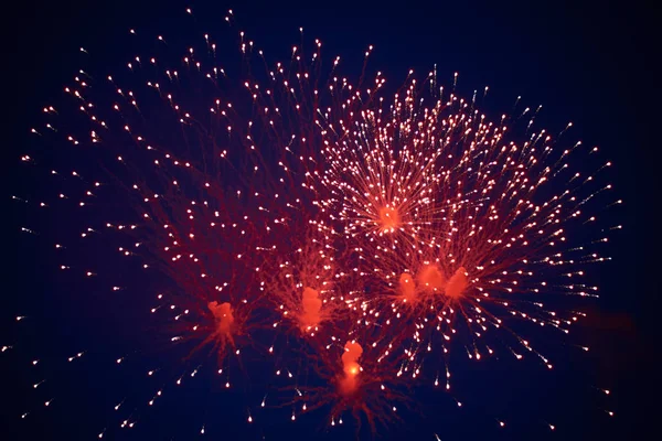 Goedkoop helder sprankelend vuurwerk, rood, met Haze, in de nachtelijke hemel — Stockfoto