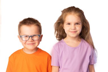 Küçük sevimli erkek ve kız gülümseyen, beyaz arka plan üzerinde izole