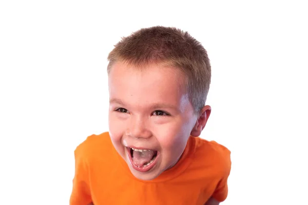 Χαριτωμένο μικρό αγόρι που διασκεδάζει γελώντας, απομονώνεται σε λευκό φόντο — Φωτογραφία Αρχείου