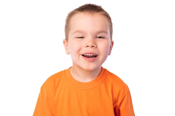 Маленький милий хлопчик посміхається, ізольований на білому тлі — стокове фото