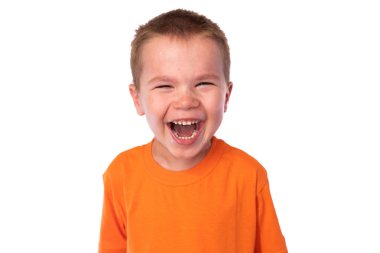 Sevimli küçük çocuk eğlenmek, beyaz arka plan üzerinde izole