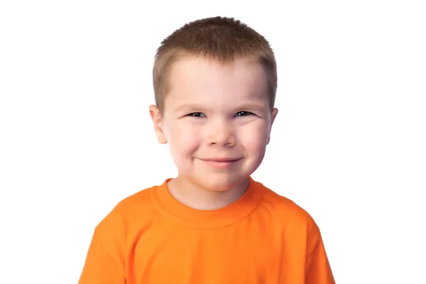 Милый маленький мальчик в яркой футболке, изолированный на белом фоне — стоковое фото