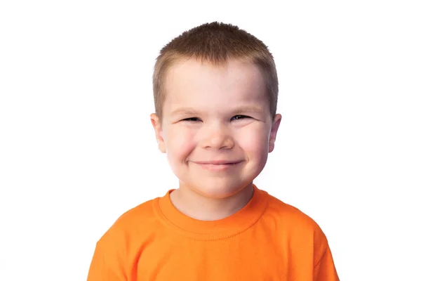 Kleine schattige jongen glimlachend, geïsoleerd op witte achtergrond — Stockfoto