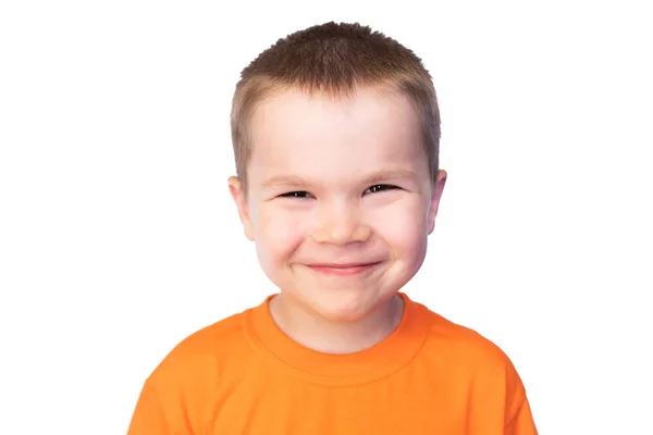 Pequeño niño lindo sonriendo, aislado sobre fondo blanco — Foto de Stock