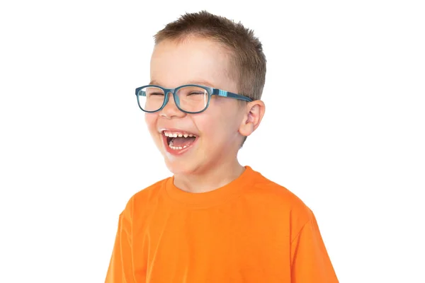 Kleine schattige jongen met glazen glimlachend geïsoleerd op witte achtergrond — Stockfoto