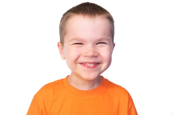 Pequeño niño lindo sonriendo, aislado sobre fondo blanco — Foto de Stock