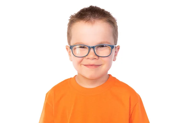 Маленький милый мальчик в очках, улыбающийся на белом фоне — стоковое фото