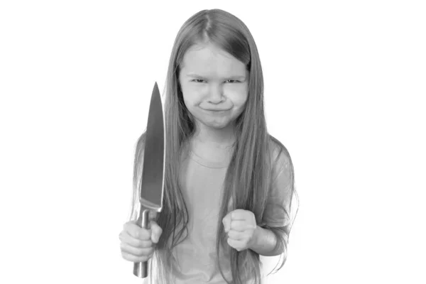 Mała dziewczynka trzyma duży nóż, z gniewną ekspresją i zaciśnięte pięścią na białym tle — Zdjęcie stockowe