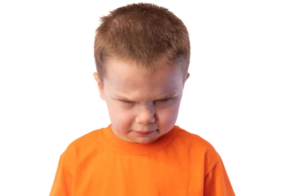 Το μικρό αγόρι που είναι θυμωμένα πρόσωπο και κοιτάζει κάτω, απομονωμένο σε λευκό φόντο — Φωτογραφία Αρχείου