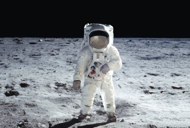 Astronot ay genelinde gider, bu görüntünün bir beyaz boşluk takım elemanları NASA tarafından döşenmiş