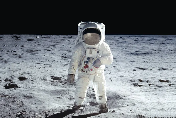 Astronot ay genelinde gider, bu görüntünün bir beyaz boşluk takım elemanları NASA tarafından döşenmiş