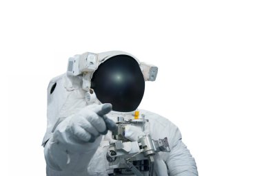 Astronot, beyaz bir arka plan üzerinde izole edilmiş bir uzay giysisi içinde, bir çekimde bir parmak işaret ediyor. Bu görüntünün unsurları Nasa tarafından döşenmiştir