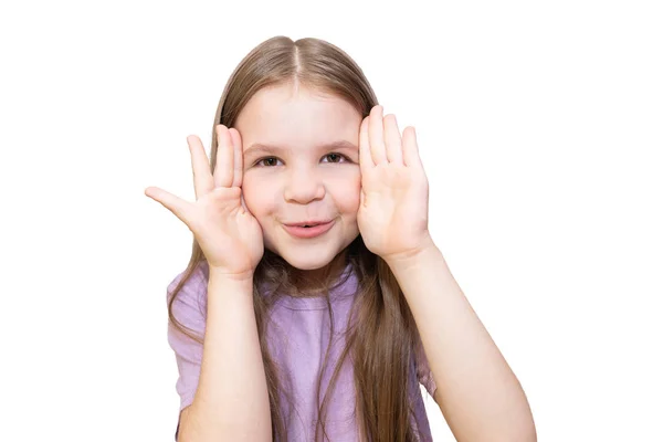 La niña hace una cara graciosa con las manos. Aislado sobre un fondo blanco . — Foto de Stock