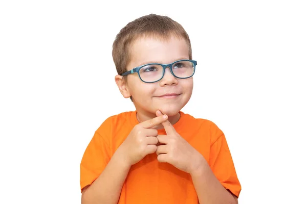 Een kleine jongen met een bril, wachtend op wat ze zeggen. Geïsoleerd op een witte achtergrond. — Stockfoto