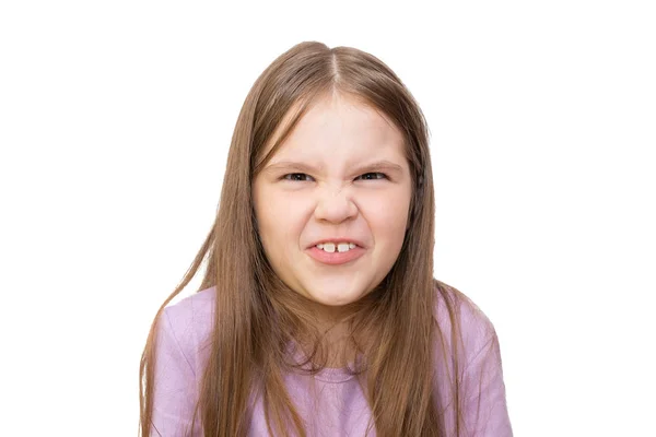 Mała dziewczynka robi zły twarzy. Izolowane na białym tle. — Zdjęcie stockowe
