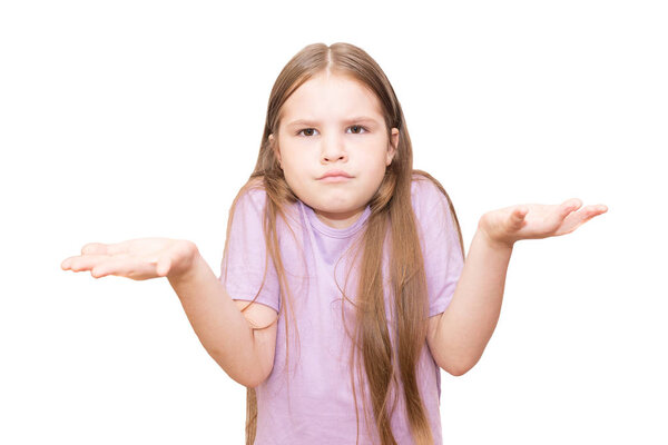 Девочка не знает, что делать, и широко разводит руками. Он изолирован на белом фоне
.