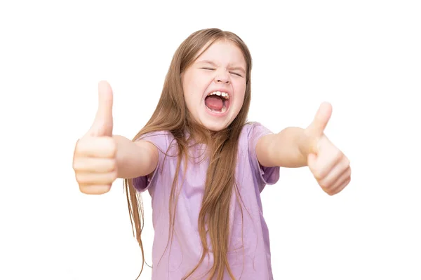 Ein kleines Mädchen zeigt mit zwei Händen ein Klassenschild und freut sich. isoliert auf weißem Hintergrund. — Stockfoto
