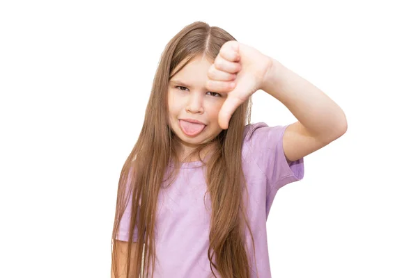 Een klein meisje toont een afkeer teken, en maakt een gezicht. Geïsoleerd op een witte achtergrond. — Stockfoto