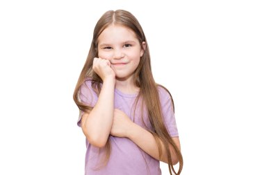 Küçük kız düşünceli çerçeve içine bakar ve eliyle yanağını sahne. Beyaz arka planda yalıtılmış.