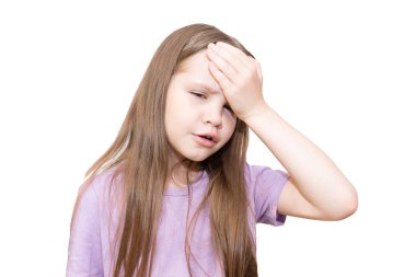 Küçük kız alnına bir el koydu ve baş ağrısından şikayetçi. Beyaz bir arka plan üzerinde izole edilmiştir.