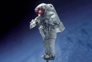 Uzayda bir astronot, bacaklarını tutan bir platform üzerinde duruyor. Bu görüntünün unsurları Nasa tarafından döşenmiştir