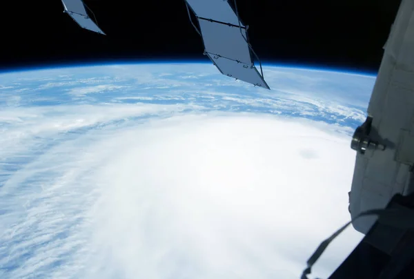 Τεράστιος τυφώνας, θέα από το διάστημα, από ένα διαστημικό σταθμό. Στοιχεία αυτής της εικόνας έχουν επιπλωθεί από τη NASA — Φωτογραφία Αρχείου