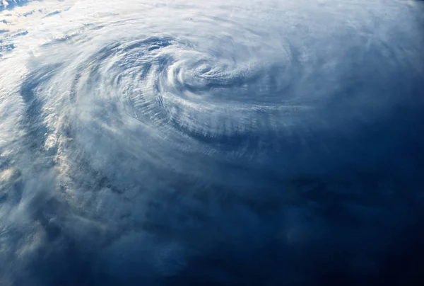 Tufão enorme, vista do espaço, de uma estação espacial. Elementos desta imagem foram fornecidos pela NASA — Fotografia de Stock