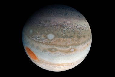 Jüpiter gezegeni, büyük bir nokta ile, karanlık bir arka plan üzerinde bu görüntünün elemanları Nasa tarafından döşenmiştir