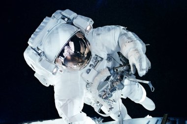 Açık karanlık uzayda astronot. Bu görüntünün unsurları Nasa tarafından döşenmiştir