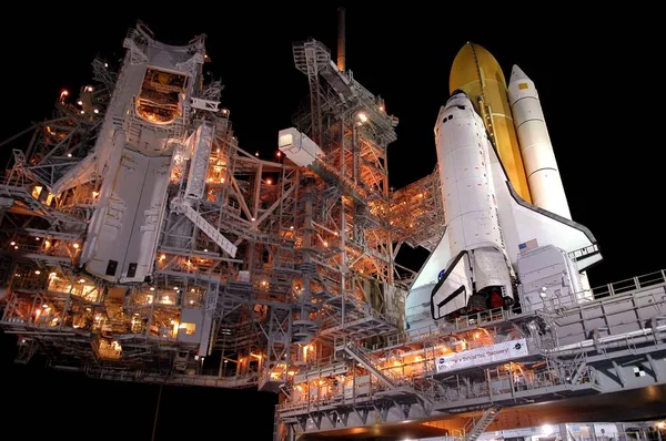 Almofada de lançamento do ônibus espacial à noite. Elementos desta imagem foram fornecidos pela NASA — Fotografia de Stock