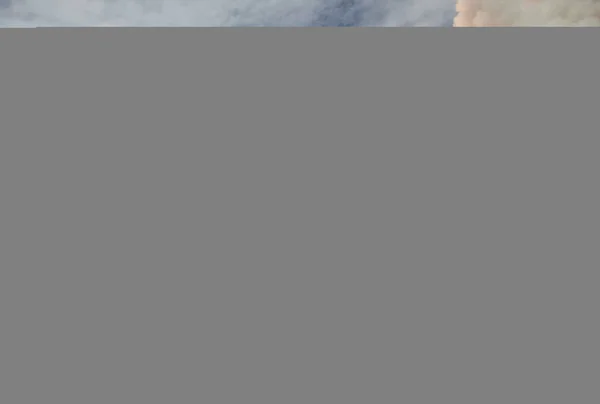 Запуск космического челнока. С огнем и дымом. На фоне звездного неба. Элементы этого изображения были представлены НАСА — стоковое фото