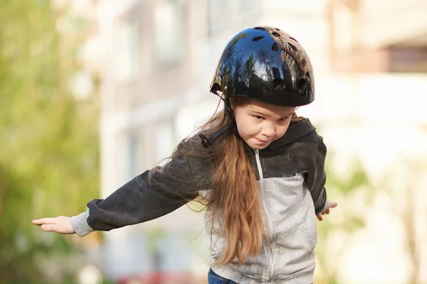 Kleines schönes Mädchen fällt vom Skateboard — Stockfoto