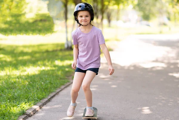 Pequenos patins numa perna. Em um capacete . — Fotografia de Stock