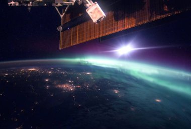 Uzaydan kuzey ışıklarıfantastik görünümü. Bu görüntünün unsurları Nasa tarafından döşenmiştir