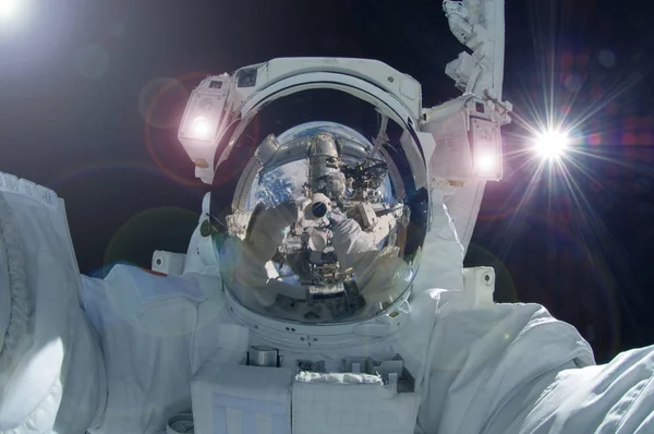 El astronauta se toma una selfie en el espacio exterior. Elementos de esta imagen fueron proporcionados por la NASA —  Fotos de Stock