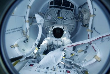 Uzay mekiğindeki kontrol panelinde astronot. Bu görüntünün unsurları Nasa tarafından döşenmiştir
