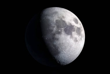 Ay büyüme aşamasında, karanlık bir arka plan üzerinde. Bu görüntünün unsurları Nasa tarafından döşenmiştir