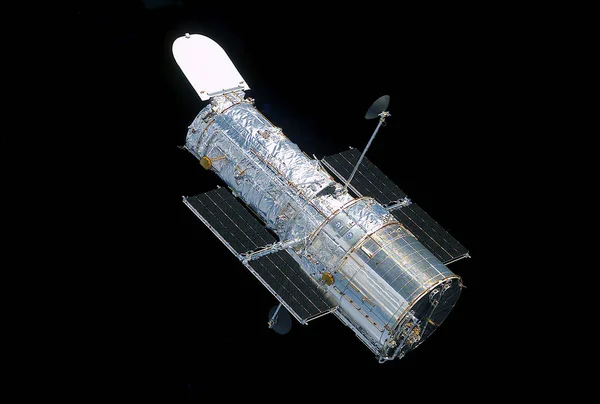 Uzay Teleskobu, karanlık bir arka plan üzerinde. Bu görüntünün unsurları Nasa tarafından döşenmiştir