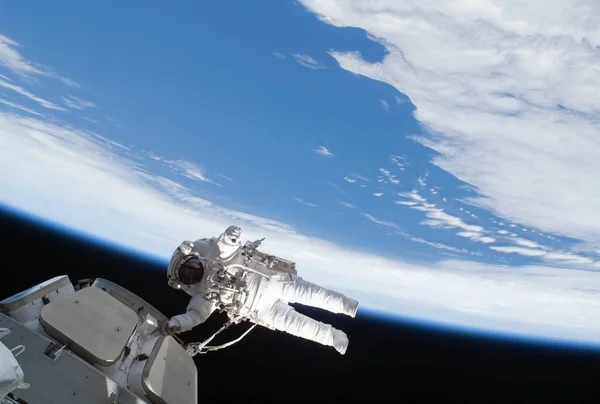 Αστροναύτης σε διαστημόπλοιο που κάνει έρευνα. Στοιχεία αυτής της εικόνας έχουν επιπλωθεί από τη NASA — Φωτογραφία Αρχείου