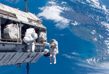 Uzay giysili iki astronot, uzayda, Dünya'nın üstünde. Bu görüntünün unsurları Nasa tarafından döşenmiştir