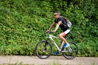 Bisikletli bir adam dağdan iner..