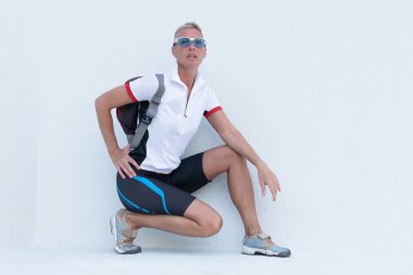 Spor giyimde kadın bisiklet, çömelme.