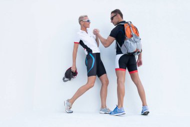 Erkek ve kadın bisiklet spor el ele tutuşarak.