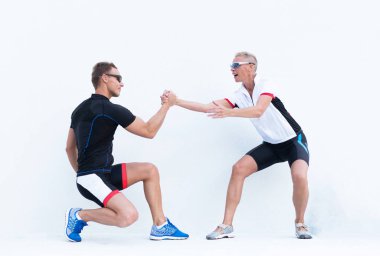 Erkek ve kadın bisiklet spor el ele tutuşarak.