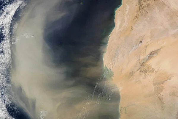 Sandstorm вимивається в океан, вид з космосу. Елементи цього образу були оформлені НАСА — стокове фото