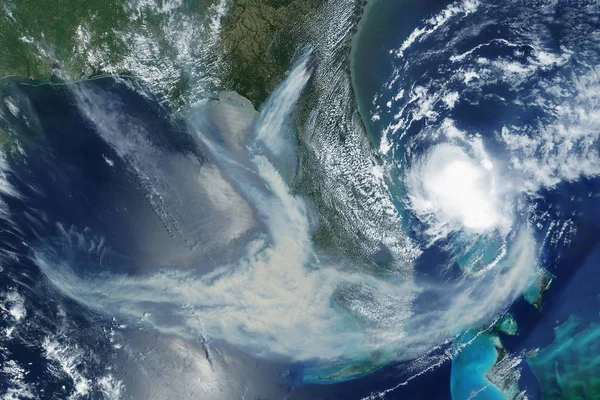 Un tornado enorme, vista desde el espacio. Desde la estación espacial Elementos de esta imagen fueron proporcionados por la NASA — Foto de Stock