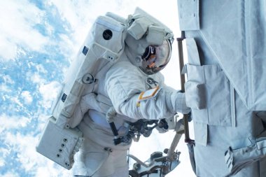 Uzaydaki astronot Dünya'yı vuruyor. Bu görüntünün unsurları Nasa tarafından döşenmiştir