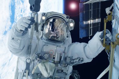 Astronot uzayda dünyanın arka planına karşı. Bu görüntünün unsurları Nasa tarafından döşenmiştir