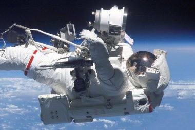 Uzay istasyonunda uzay giysisi giymiş astronot. Bu görüntünün unsurları Nasa tarafından döşenmiştir